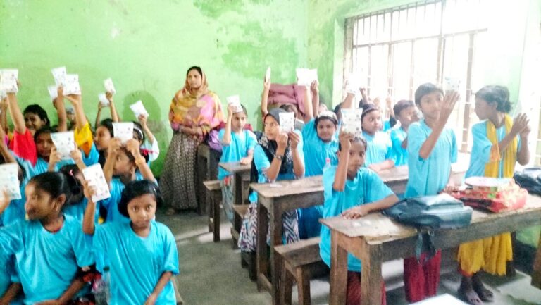 চাঁপাইনবাবগঞ্জে সরকারের এলডিডিপি প্রকল্প : ১০৫৭ শিক্ষার্থীকে খাওয়ানো হয় ২০০ মি.লি. করে দুধ