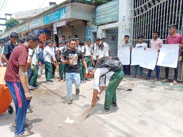 গোমস্তাপুরে শিক্ষার্থীদের পরিষ্কার পরিছন্নতা অভিযান