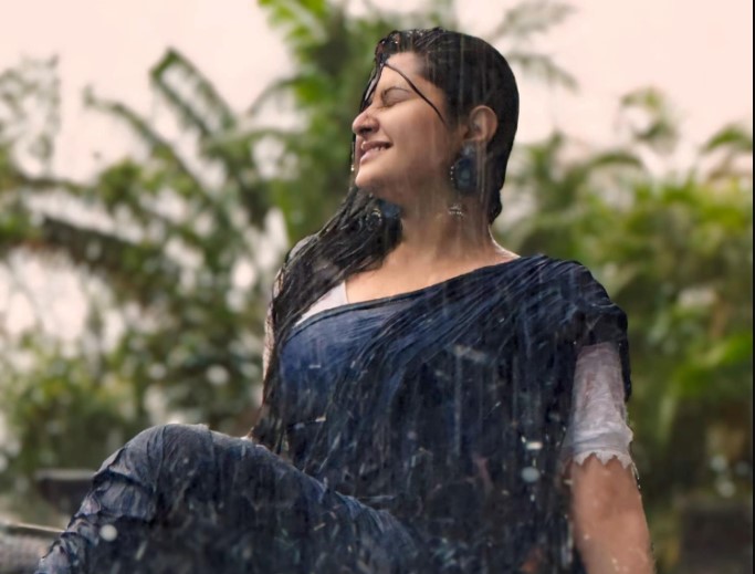 বৃষ্টিতে উষ্ণতা ছড়ালেন পরীমনি
