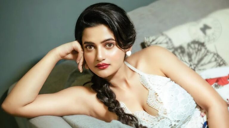 ঘরোয়া গল্পে আসছে ঊষশী