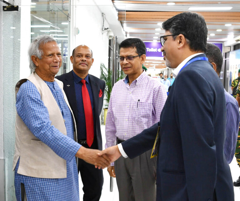দেশে ফিরেছেন প্রধান উপদেষ্টা