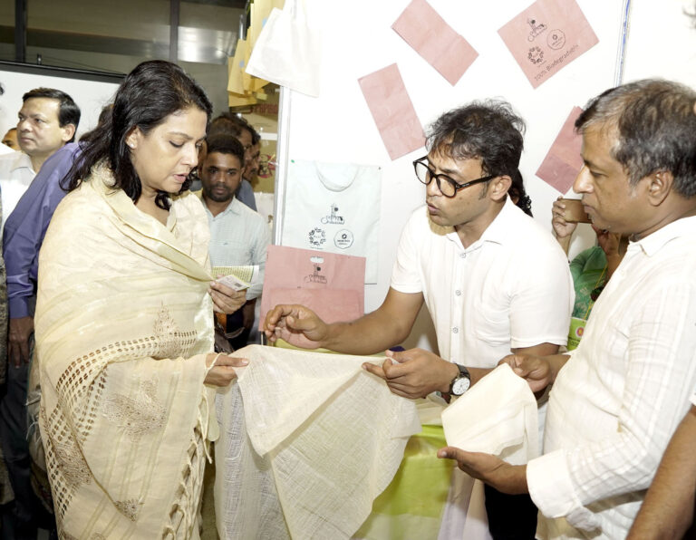 প্রজন্মকে রক্ষার জন্য পলিথিন শপিং ব্যাগ ব্যবহার বন্ধ করতে হবে : উপদেষ্টা