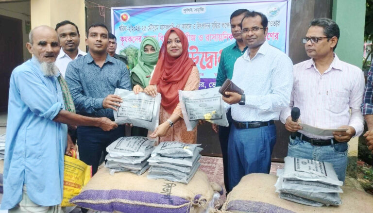 ভোলাহাটে মাসকলাই বীজ ও সার বিতরণ