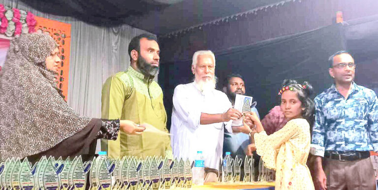 গোমস্তাপুরে কৃতী শিক্ষার্থীদের সংবর্ধনা