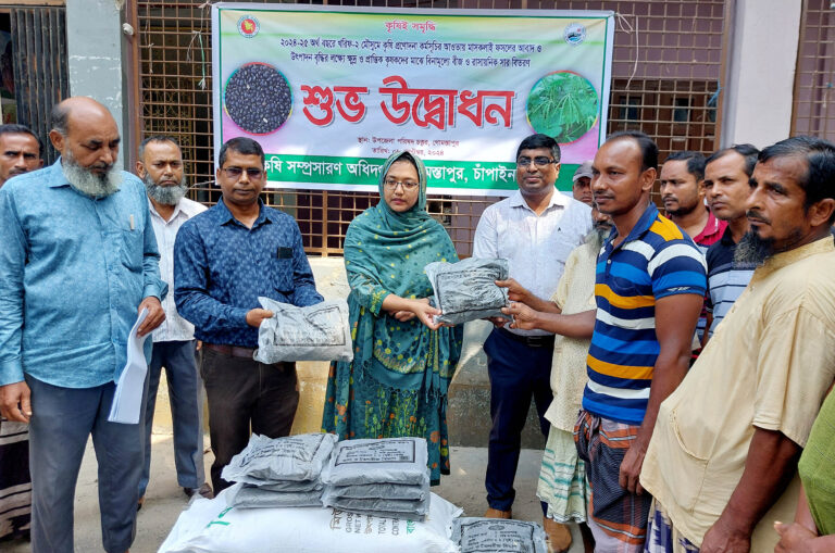 গোমস্তাপুরে বিনামূল্যে মাসকলাইয়ের বীজ ও সার বিতরণ