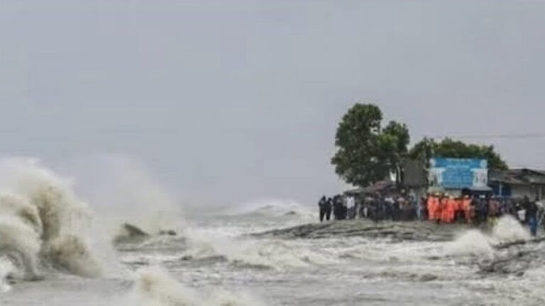 দানার প্রভাবে কলকাতাসহ পশ্চিমবঙ্গে ভারী বৃষ্টি
