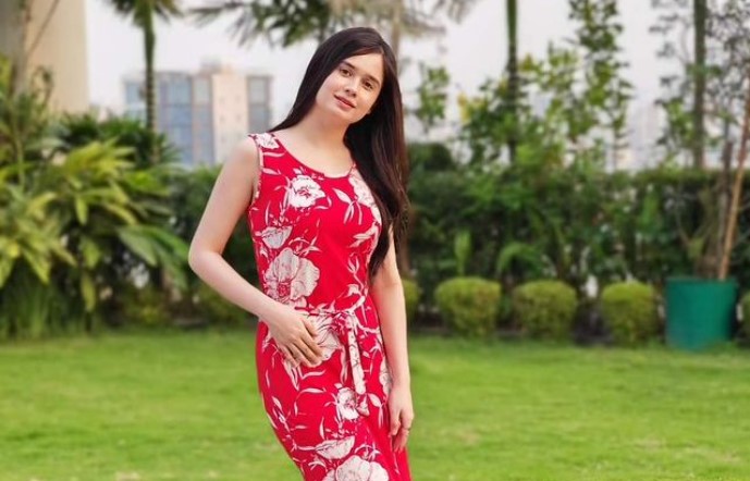 চমক নিয়ে ফিরছেন ঐশী
