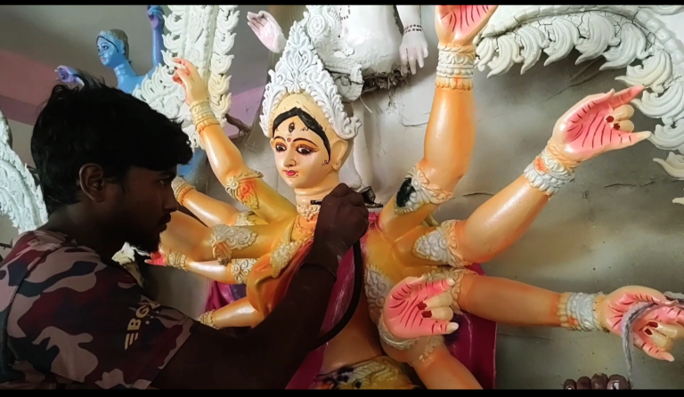 নাচোলে প্রতিমা তৈরির শেষ মুহূর্ত পার করছেন মৃৎশিল্পরা