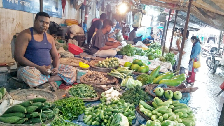 সপ্তাহের বাজারদর : মোটা চালের দাম বেড়েই চলেছে পেঁয়াজের বাজার ঊর্ধ্বমুখী