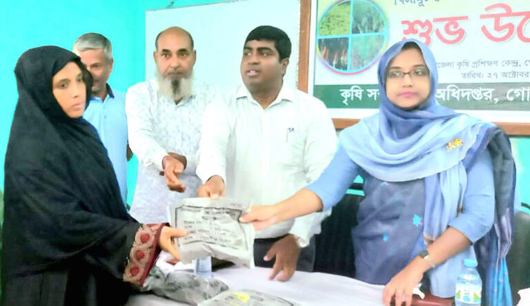 গোমস্তাপুরে রবিশস্যের বীজ ও সার বিতরণ