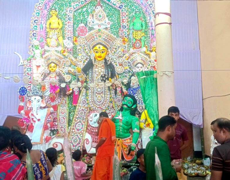 মহাষ্টমিতে মণ্ডপগুলোয় ভক্তরা