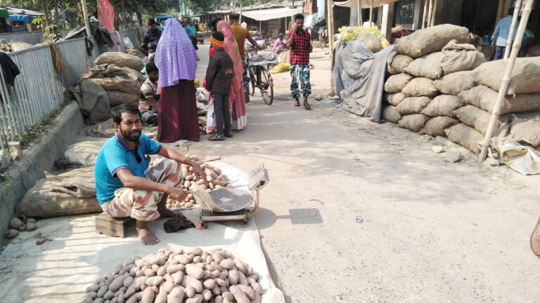 সপ্তাহের বাজারদর : আলু ও দেশী মুরগির দাম বাড়ছেই
