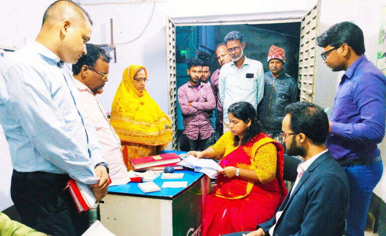 অতিরিক্ত মূল্যে সার বিক্রি, জরিমানা গুনলেন দুই ব্যবসায়ি