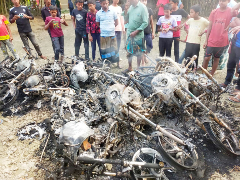 পারিবারিক কলহের জের : নাচোলে ককটেল বিস্ফোরণ ৭টি বাইকে অগ্নিসংযোগ