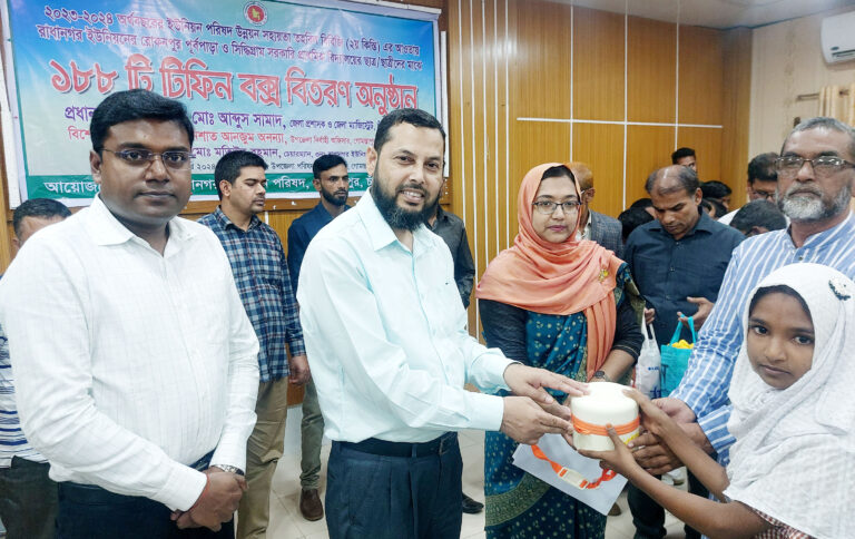 গোমস্তাপুরে ব্যস্ত দিন পার করলেন জেলা প্রশাসক