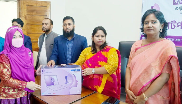 আরো ৮০ নারী পেলেন ল্যাপটপ