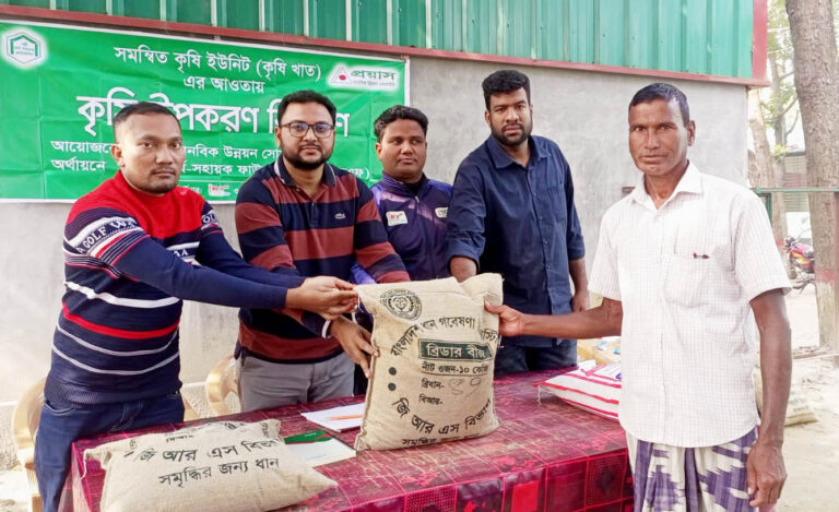 গোবরাতলায় প্রয়াসের কৃষি উপকরণ বিতরণ