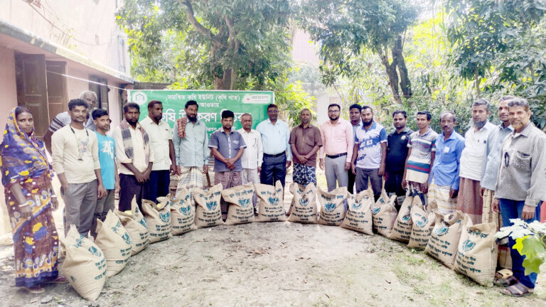 নাচোলে কৃষকদের মধ্যে বীজ বিতরণ প্রয়াসের