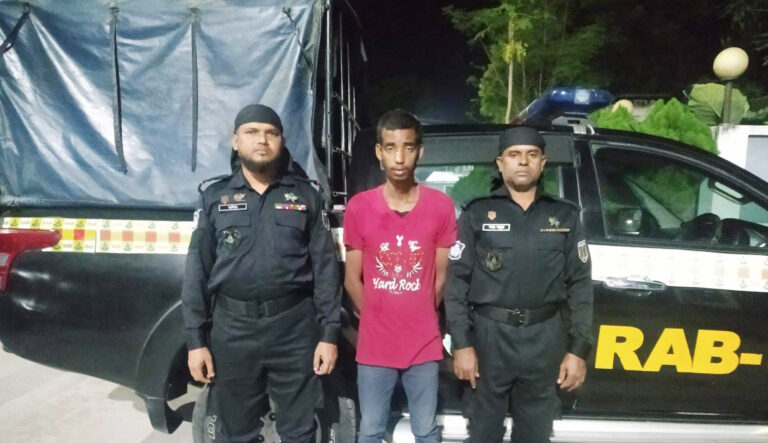 শিবগঞ্জে র‌্যাবের অভিযানে ফেনসিডিল উদ্ধার, গ্রেপ্তার ১