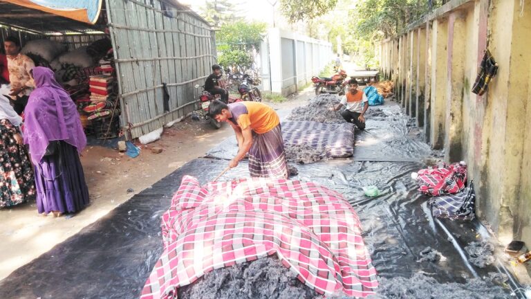 শীত অনুভূত, তবু ব্যস্ততা বাড়েনি লেপ তৈরির কারিগরদের