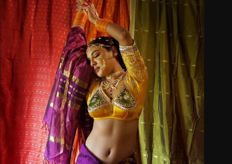 মোহনীয় রূপে উষ্ণতা ছড়াচ্ছেন জয়া