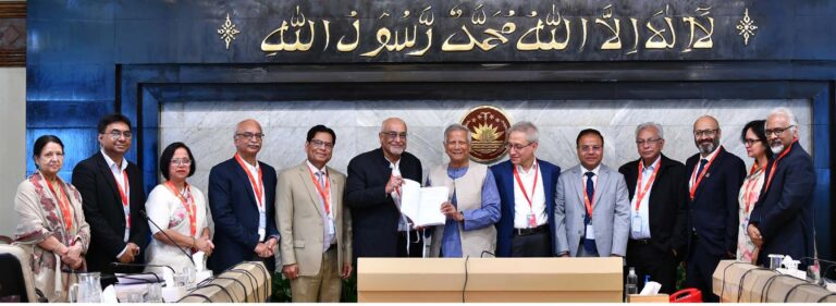 প্রধান উপদেষ্টার কাছে অর্থনৈতিক শ্বেতপত্র কমিটির চূড়ান্ত প্রতিবেদন হস্তান্তর