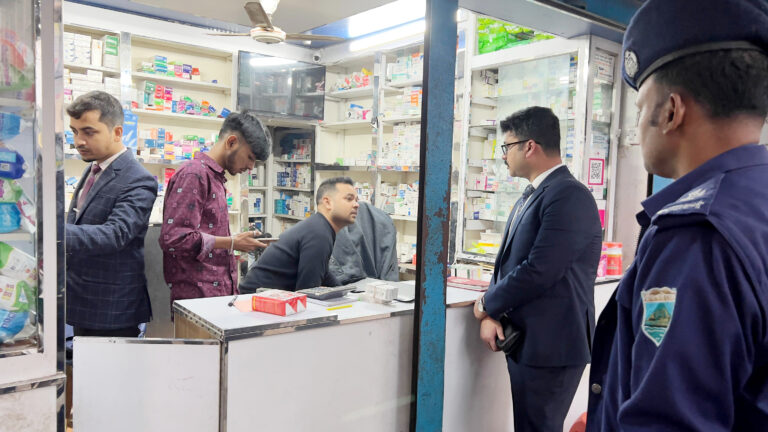 ভ্রাম্যমাণ আদালতের অভিযান : দুটি ওষুধের দোকানকে জরিমানা