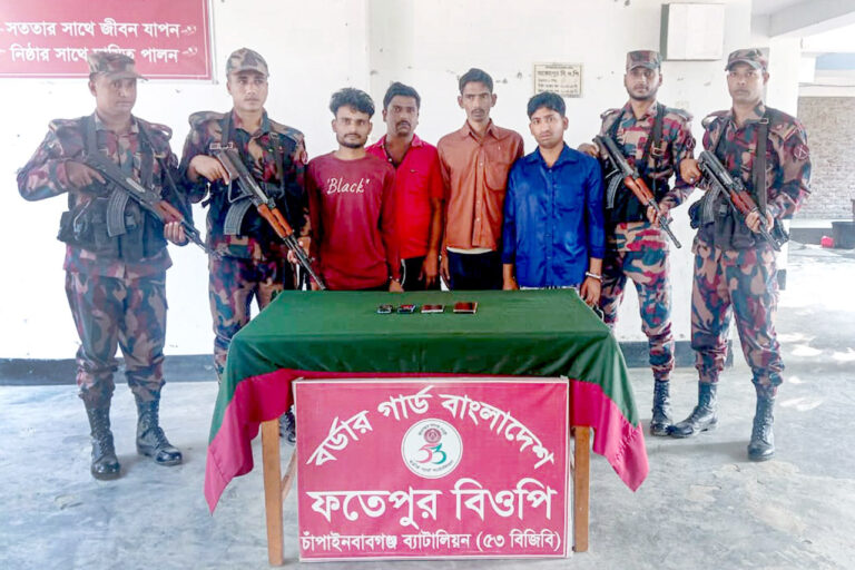 শিবগঞ্জ সীমান্তে অবৈধ পারাপার ৪ বাংলাদেশী আটক
