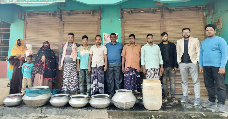 ফতেপুরে মাছের পোনা বিতরণ