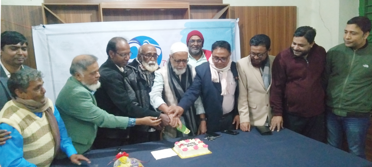 ৭২রে ইত্তেফাক : আলোচনা ও কেক কেটে বর্ষপূর্তি উদযাপন
