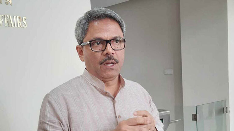 দেশত্যাগে নিষেধাজ্ঞা স্ত্রী-সন্তানসহ সাবেক পররাষ্ট্র প্রতিমন্ত্রীর
