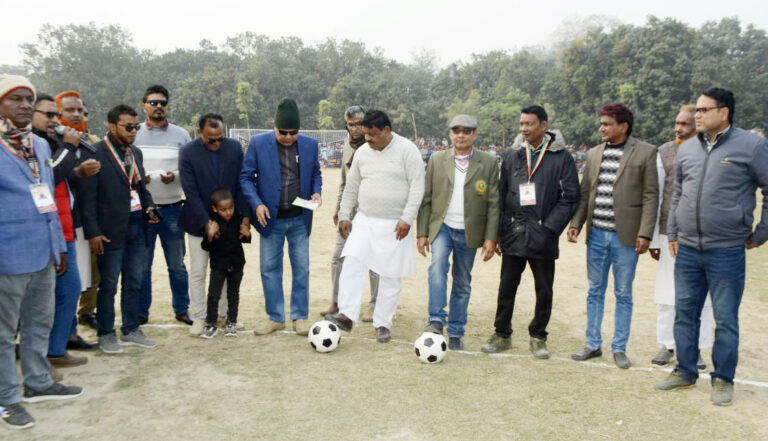 গোমস্তাপুরে ফুটবল টুর্নামেন্টের উদ্বোধন