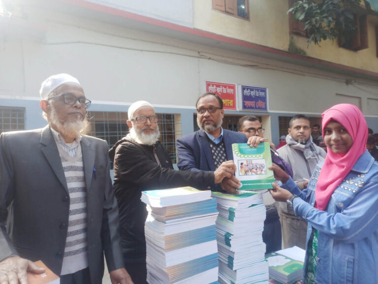 চাঁপাইনবাবগঞ্জে প্রাথমিকে প্রায় শতভাগ পেলেও মাধ্যমিকে স্বল্প সংখ্যক বই মিলেছে