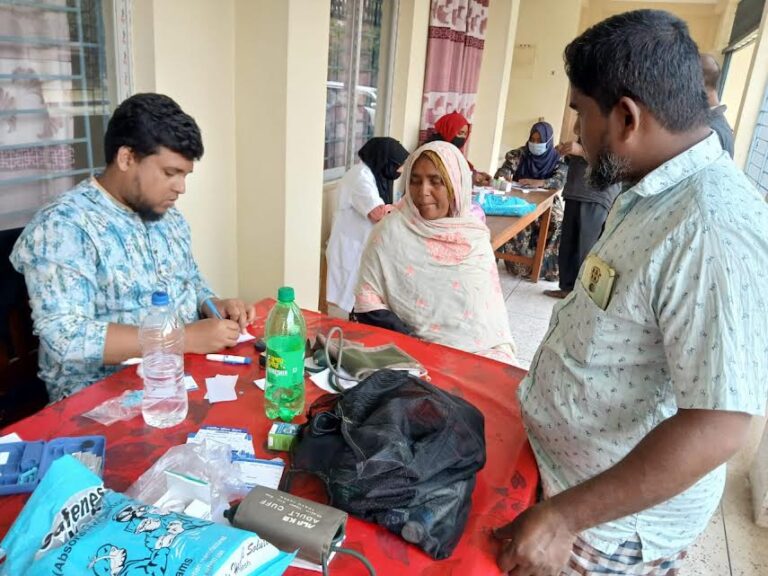 নাচোলে বিনামূল্যে চিকিৎসা পেলেন কয়েকশ দুস্থ মানুষ