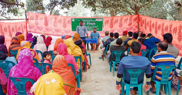 নাচোলে উচ্চমূল্যের চিতল-কার্প মিশ্র চাষ বিষয়ে মাঠ দিবস