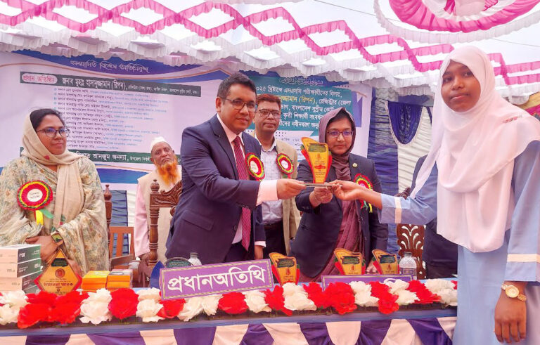গোমস্তাপুরে বিদায় ও কৃতীদের সংবর্ধনা