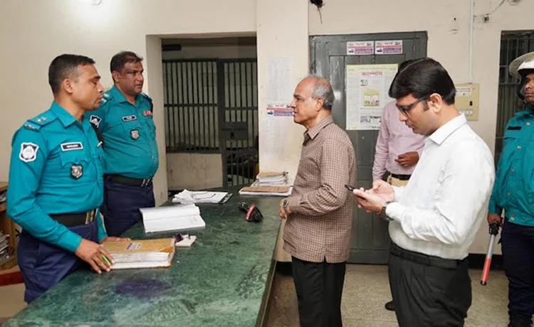 আইনশৃঙ্খলা বাহিনীকে সজাগ ও সতর্ক থাকার নির্দেশ : রাজধানীতে ৪টি থানা পরিদর্শন স্বরাষ্ট্র উপদেষ্টার