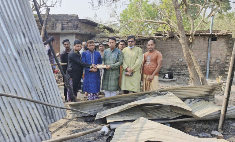 শিবগঞ্জে আগুনে ক্ষতিগ্রস্ত পরিবারকে সহায়তা প্রশাসনের