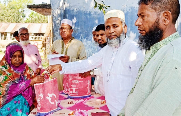 নাচোলে দুস্থদের মধ্যে ঈদের উপহার সামগ্রী বিতরণ