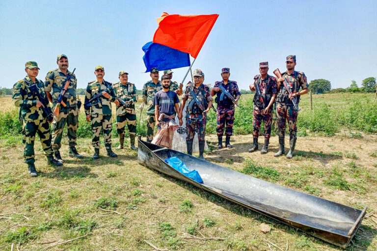 ভারতে অবৈধভাবে অনুপ্রবেশ : পতাকা বৈঠকের মাধ্যমে বাংলাদেশী জেলেকে ফেরত দিল বিএসএফ