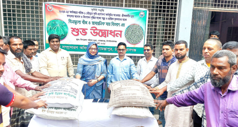 গোমস্তাপুরে কৃষি প্রণোদনার মুগ ডালের বীজ বিতরণ