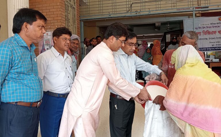 চাঁপাইনবাবগঞ্জ পৌরসভায় ৪৬২১ জন পেলেন ভিজিএফের চাল