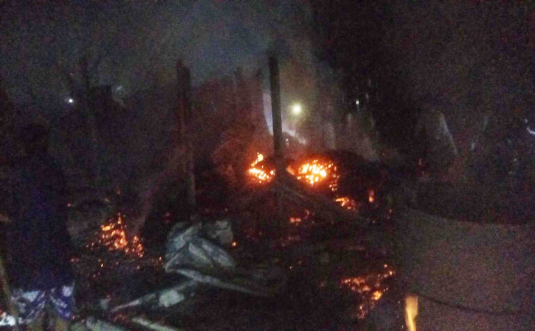 ভোলাহাটে আগুনে পুড়ে গেছে বাড়ি, মারা গেছে ৯টি গবাদিপশু