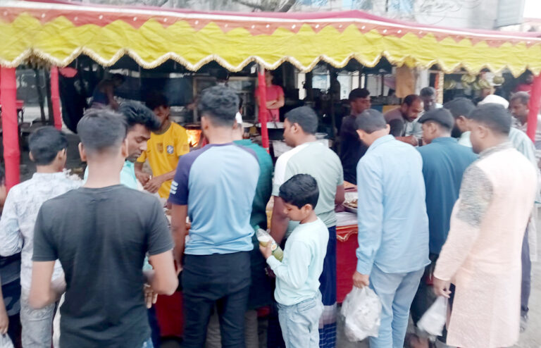 প্রথম দিন থেকেই জমে উঠেছে ইফতারি বাজার