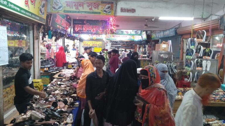 চাঁপাইনবাবগঞ্জে চলছে ঈদের কেনাকাটা