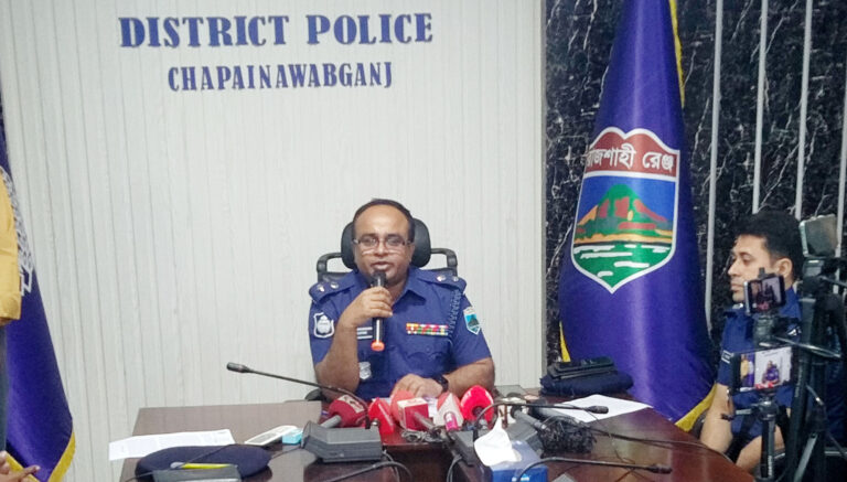 গোমস্তাপুরে যাত্রীদের জিম্মি করে ছিনতাই গ্রেপ্তার ৭, ভ্যানসহ মোবাইল উদ্ধার