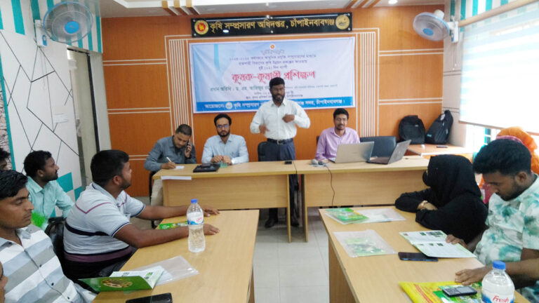 ফসল চাষে আধুনিক প্রযুক্তির ব্যবহার বিষয়ে প্রশিক্ষণ নিলেন ৬০ কৃষক