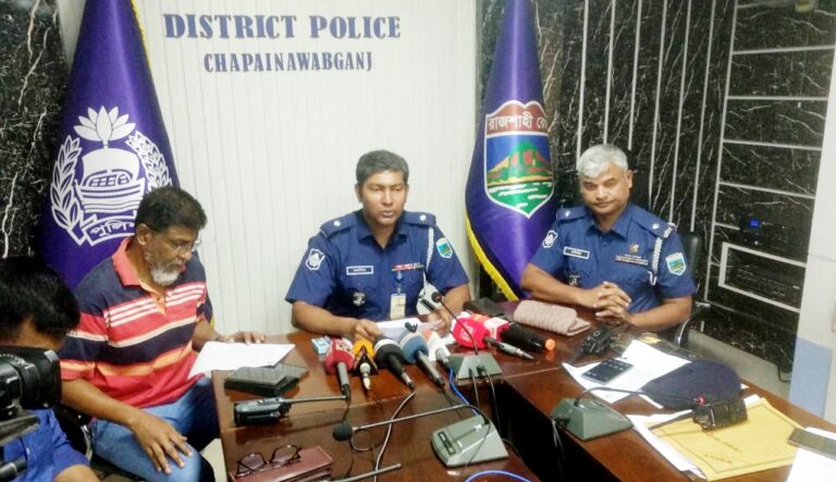 নয়গোলায় চুরির ঘটনায় মামলা : চুরি হওয়া স্বর্ণ ও ১৯ মামলার আসামিসহ দুজন গ্রেপ্তার
