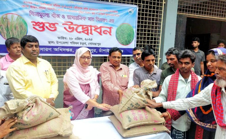 গোমস্তাপুর ও ভোলাহাটে কৃষি প্রণোদনার ধান বীজ বিতরণ
