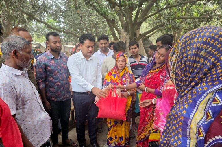 শিবগঞ্জে আগুনে ক্ষতিগ্রস্ত পরিবারের মধ্যে খাদ্য ও অর্থ সহায়তা বিতরণ
